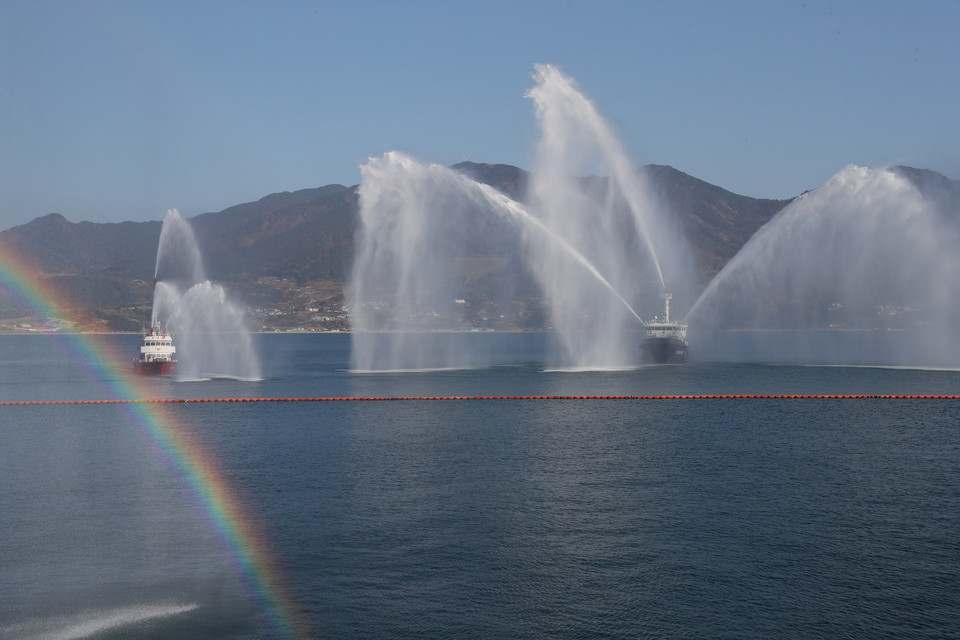 한국석유공사 원유입출하부두 앞에서 방제작업을 하고 있다. (사진=한국석유공사 제공)