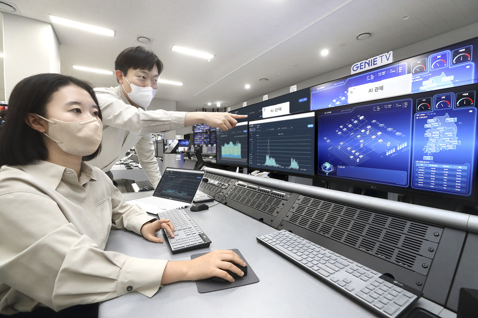 KT 직원들이 ‘닥터지니’의 관제 화면을 모니터링하는 모습. (사진=KT 제공)