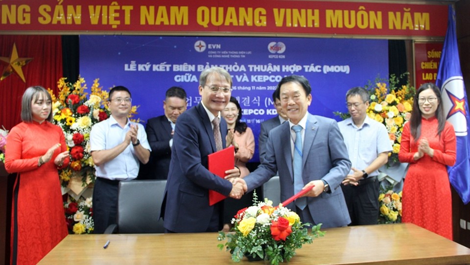 협약식 서명을 마친 (오늘쪽부터)김장현 한전KDN 사장과 응엔 민 키엠 EVNICT 사장. (사진=한전KDN 제공)