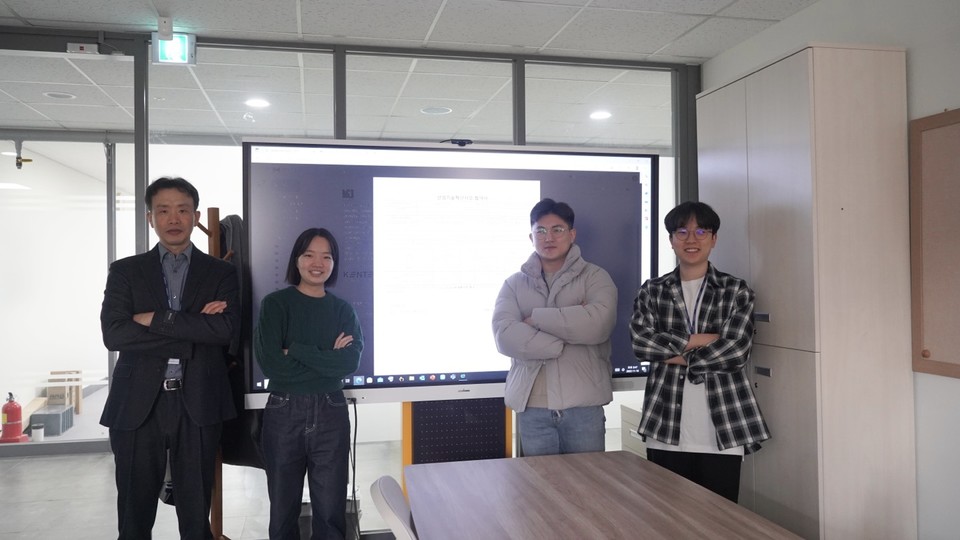 (왼쪽부터)에기평 글로벌 인력양성 사업 선정에 참여한 한국에너지공대 수소에너지트랙 황지현 교수, 석박사통합과정 최유진, 조승현, 이상용 대학원생이 기념촬영을 하고 있다. (사진=한국에너지공대 제공)