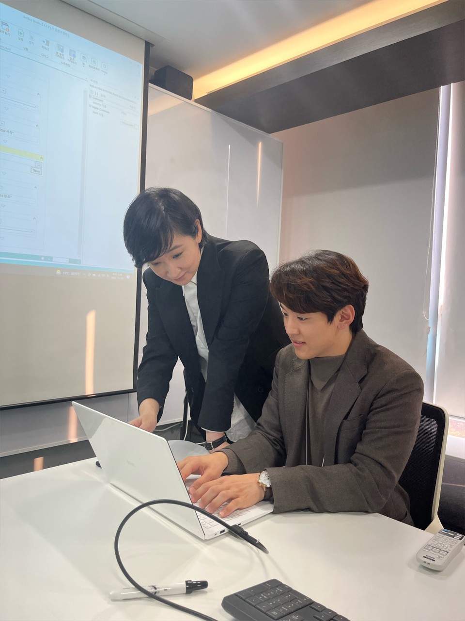 ‘그룹 CIO상’을 수상한 KT M모바일 직원들의 모습. (사진=KT 제공)