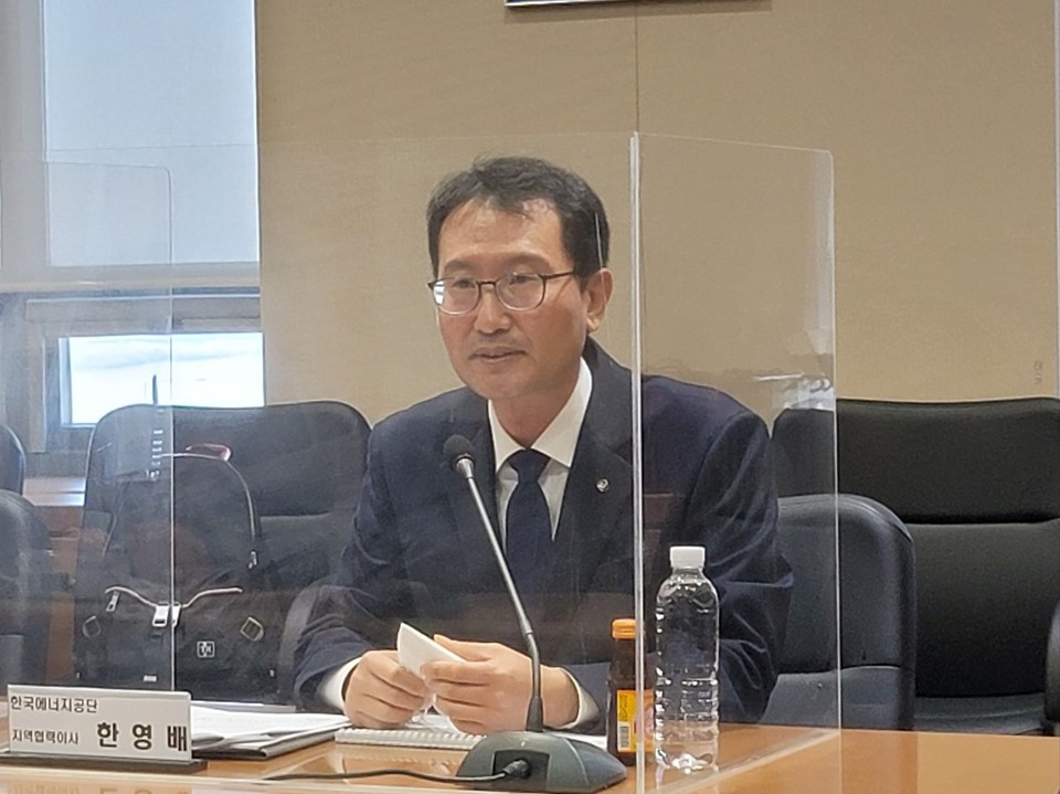 18일(금) 안산도시개발 대회의실에서 개최된 ‘열수송관 안전진단 성과보고회’에서 한영배 한국에너지공단 지역협력이사가 인사말을 하고 있다. (사진=한국에너지공단 제공)