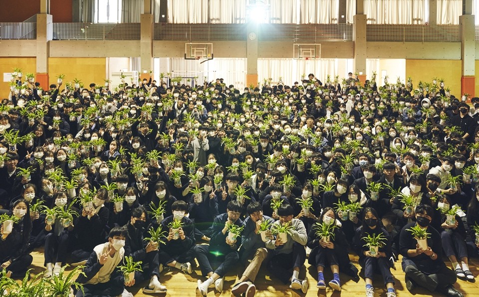 인천하늘고 학생들이 기념촬영을 하고 있다. (사진=인천하늘고 제공)