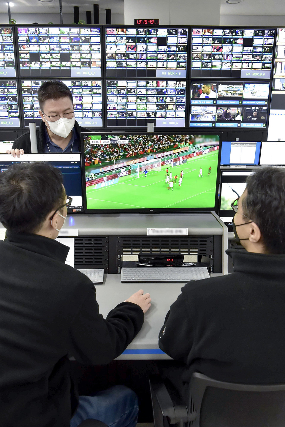 KT그룹미디어센터에서 KT관계자가 채널 서비스 상태를 모니터링을 하는 모습. (사진=KT 제공)