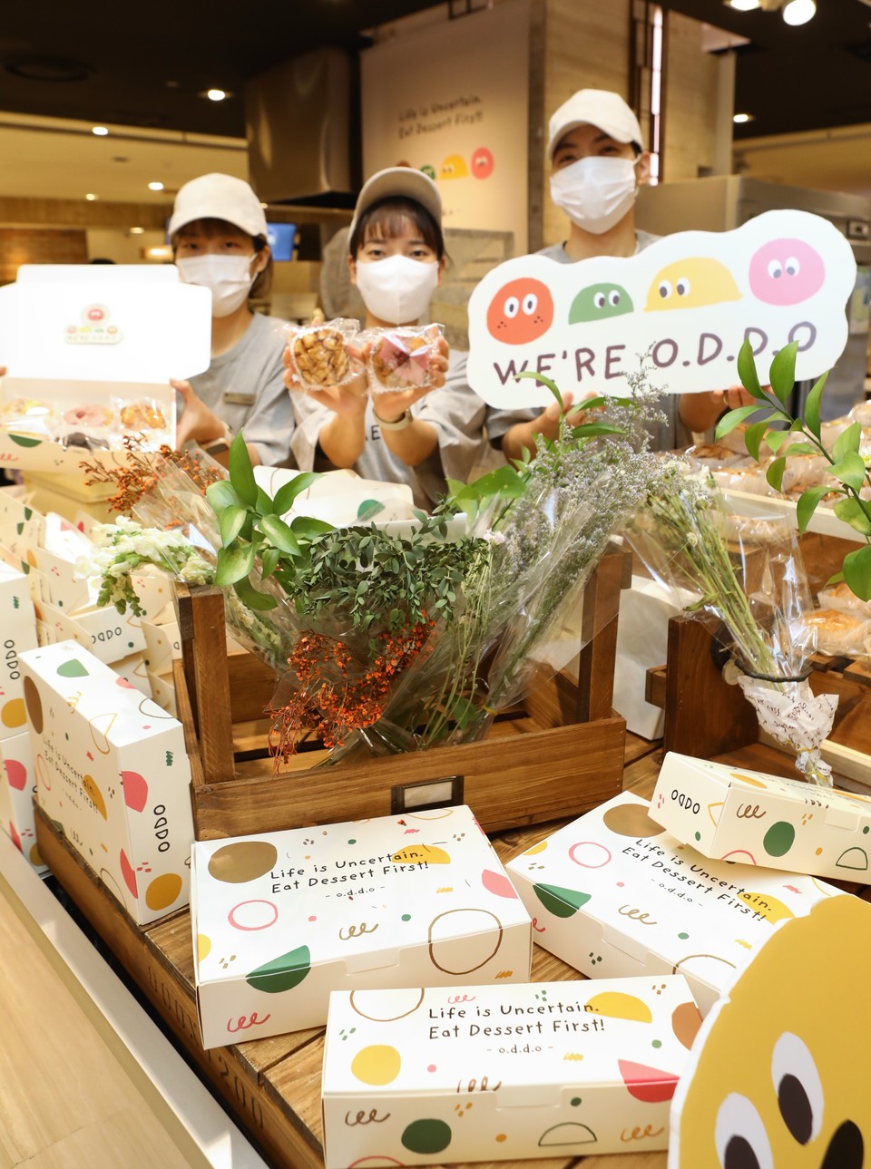 23일(수) 본점 디저트 팝업스토어에 참여하는 '카페 오디디오' 브랜드에서 직원들이 상품을 홍보하는 모습. (사진=롯데백화점 제공)