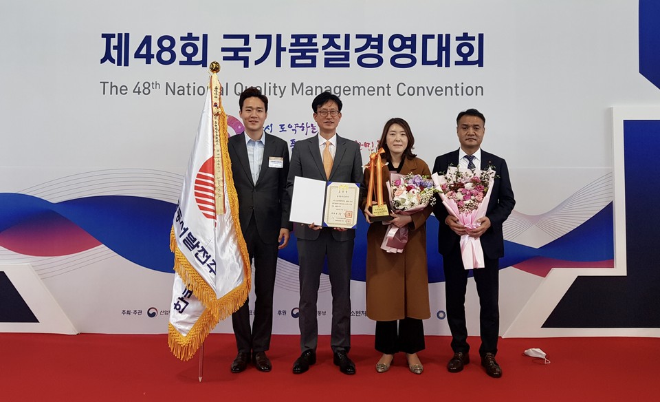 (왼쪽부터)최원석 동서발전 당진발전본부 품질경영부 대리, 이승현 동서발전 안전기술본부장, 이미애 동서발전 품질경영부 차장, 김기범 동서발전 품질경영부장이 기념촬영을 하고 있다. (사진=한국동서발전 제공)