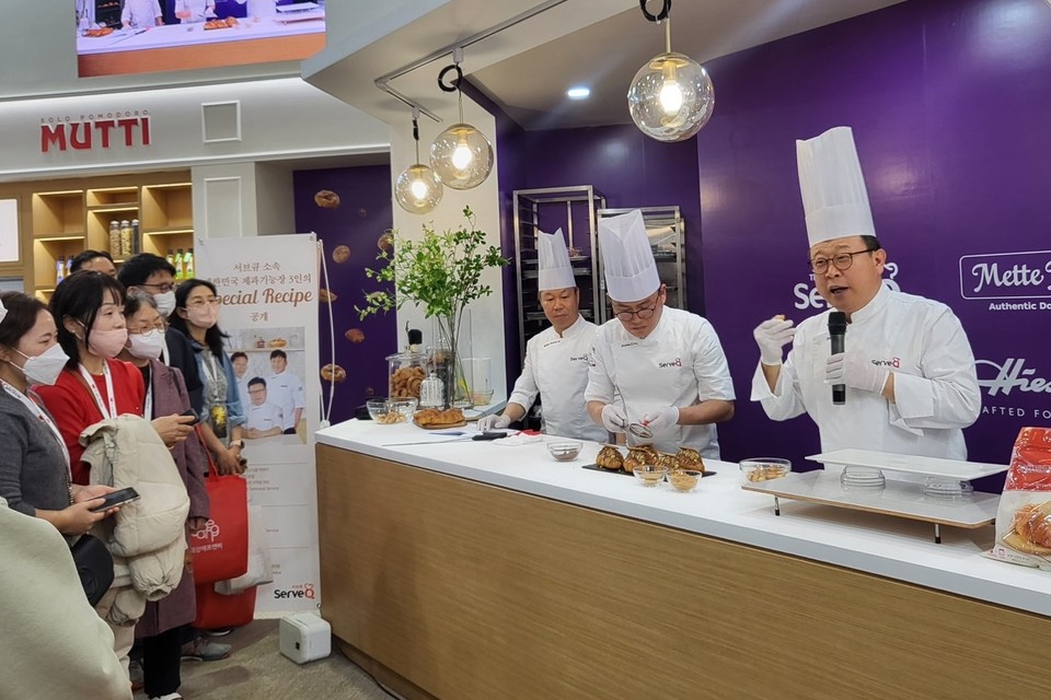 삼양사 소속 제과기능장이 크로와상 냉동생지를 활용한 레시피를 시연하고 있다. (사진=삼양사 제공)