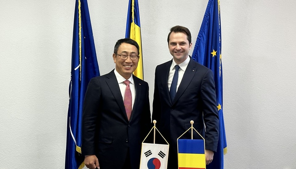 SK텔레콤는 25일(루마니아 현지시간) 유영상 CEO(왼쪽)가 루마니아의 세바스티안-이오안 부르두자 연구혁신디지털부 장관(오른쪽) 등 정부 주요 관계자들과 만나 ‘2030부산세계박람회’ 유치를 위한 루마니아 정부의 지지 요청를 요청하고, ICT 분야 협력을 위한 방안에 대해 논의했다고 밝혔다. (사진=SK텔레콤 제공)