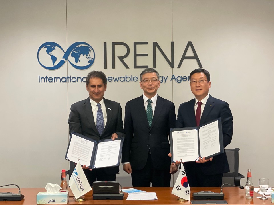 현지시각 25일(금) UAE 아부다비에서 진행된 KEA-IRENA 업무협약식에서 (왼쪽부터)프란체스코 라 카메라(Francesco La Camera) IRENA 사무총장, 류제승 주UAE 대한민국 대사, 이상훈 한국에너지공단 이사장이 기념촬영을 하고 있다. (사진=한국에너지공단 제공)