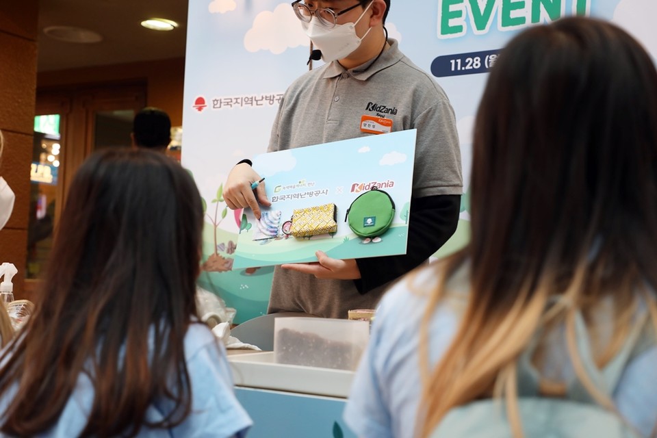 업사이클링 페트병 화분만들기 이벤트 현장. (사진=한난 제공)