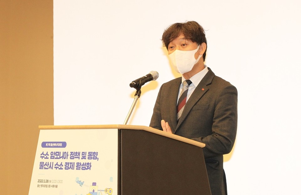 김영문 동서발전 사장(울산에너지포럼 공동대표)이 28일(월) 울산 롯데호텔에서 개최된 '제7회 울산에너지포럼'에서 개화사를 하고있는 모습. (사진=)