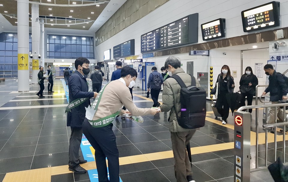 한국동서발전은 29일(화) 오전 7시 울산 태화강역에서 이용객을 대상으로 '대국민 시민재해 안전캠페인'을 전개하고 재해·재난 예방 리플릿을 전달했다. (사진=한국동서발전 제공)