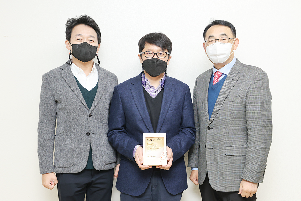 (오른쪽부터)SK하이닉스 특허 직속 하용수 부사장, 카이스트 김민혁 교수, SK하이닉스 R&D전략기획 김준수 TL이 기념촬영을 하고 있다. (사진=SK하이닉스 제공)