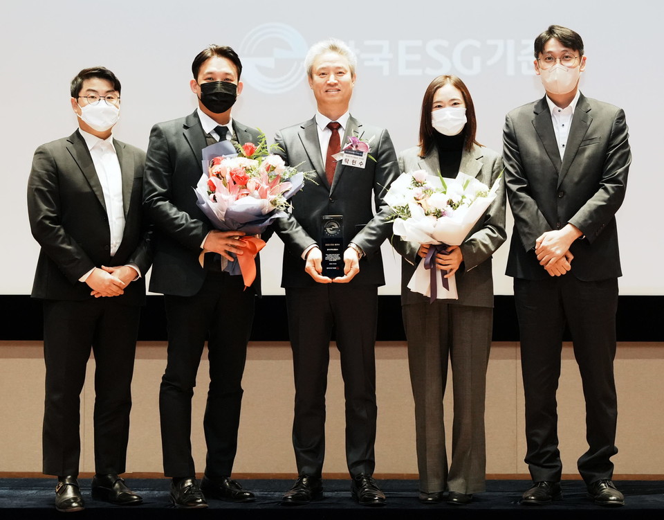 2022 ESG 우수기업 시상식에서 탁현수 한난 부사장(가운데) 등 관계자들이 기념촬영을 하고 있다. (사진=한난 제공)