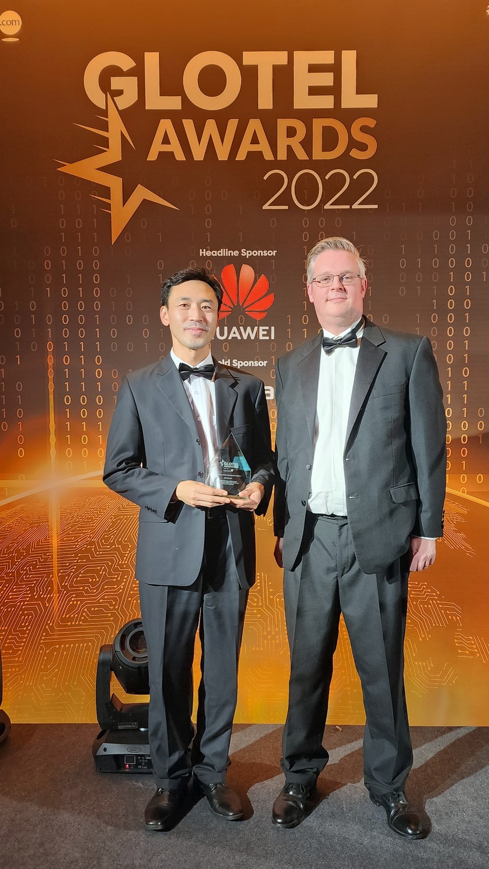 지난 2일(한국시간) ‘글로벌 텔레콤 어워드 2022’ 시상식 현장에서 SK텔레콤 양기석 매니저(왼쪽)가 ‘최우수 가상화 혁신(Ground-breaking Virtualization Initiative)’ 분야에서 수상하는 장면. (사진=SK텔레콤 제공)