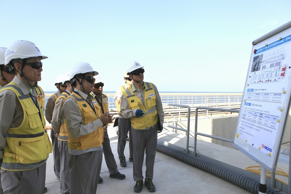 UAE 바라카원전 현장시찰 모습. (사진=한전 제공)