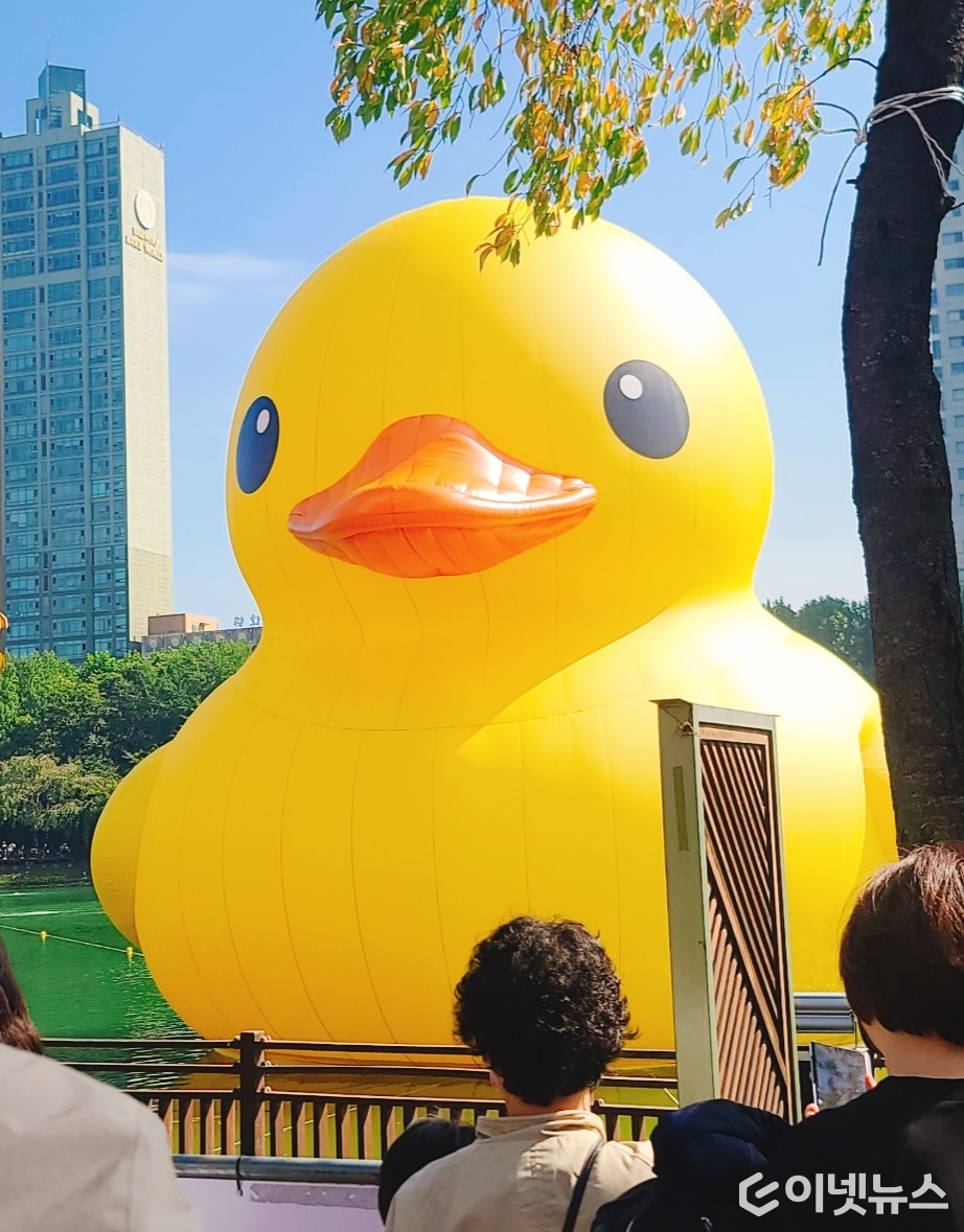 올해 서울 송파구 석촌호수에 설치된 러버덕 앞에서 사람들이 사진촬영을 하고 있는 모습. (사진=이넷뉴스)