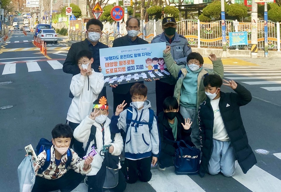 7일(수) 오후 2시 울산 명정초등학교에서 진행된 '태양광 활주로형 도로표지병 설치 지원 전달식'에서 관계자들과 학생들이 기념사진을 촬영하는 모습. (마지막열 왼쪽부터)신용민 동서발전 사회공헌부장, 류춘기 울산중구청 도시과장, 손정달 울산중부경찰서 생활안전과장이 포즈를 취하고 있다. (사진=한국동서발전 제공)