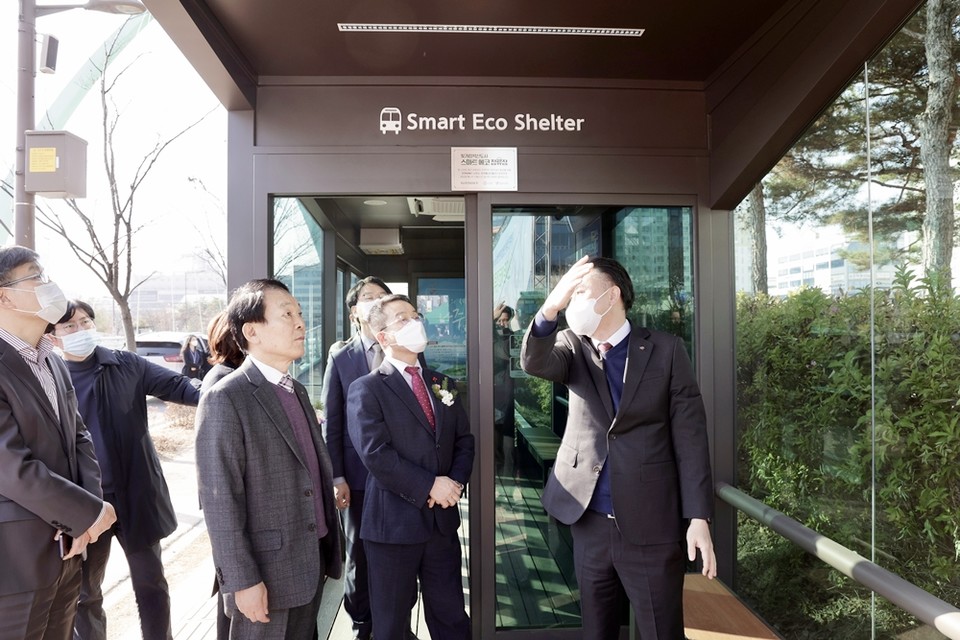 스마트 에코 정류장에 대해 설명하는 모습. (사진=한전KDN 제공)