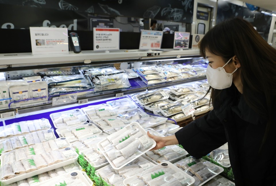 롯데마트 서울역점 수산매장에서 갈치를 고르고 있는 모습. (사진=롯데마트 제공)