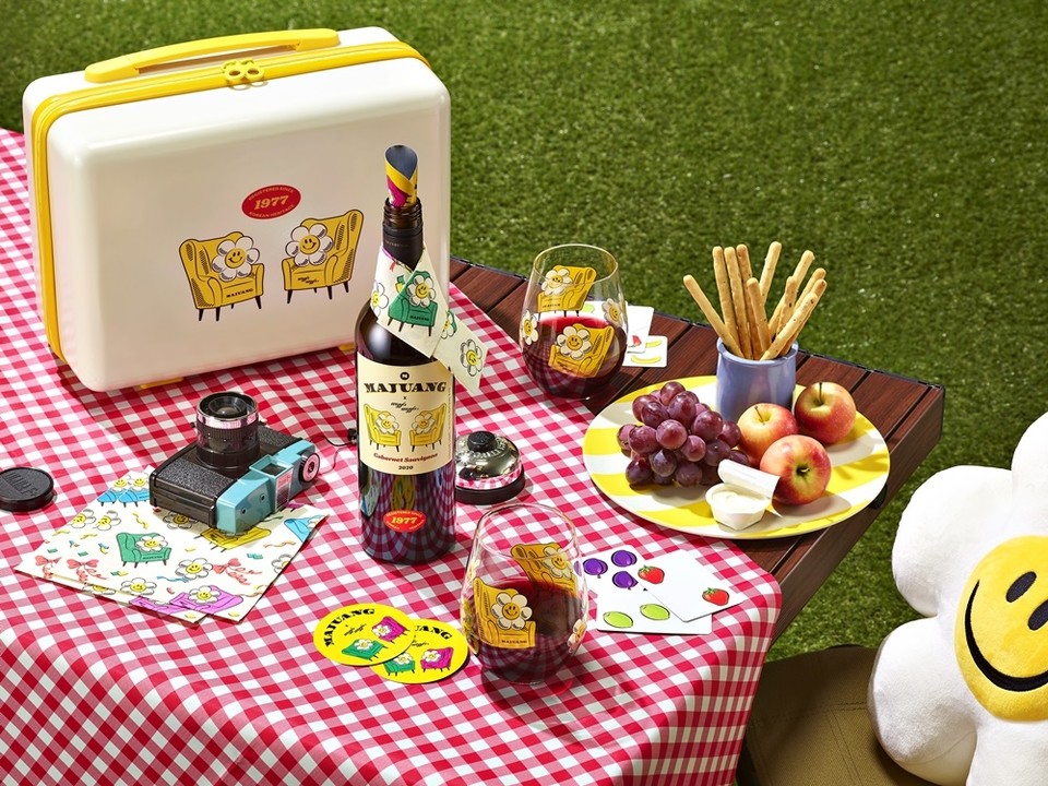 마주앙x위글위글 컬래버 제품. (사진=롯데칠성음료 제공)