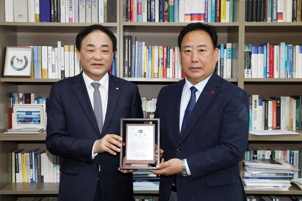 임준택 수협중앙회장(왼쪽)이 지난 8일 더불어민주당 어기구 의원(사진 오른쪽)에게 감사패를 전달하고 있다. (사진=수협중앙회 제공)