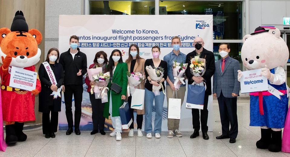 지난 10일 인천공항 입국장에서 개최된 호주 콴타스항공의 인천공항 첫 취항 기념행사에서 도착편 탑승객들이 인천공항공사와 한국관광공사가 준비한 환영행사에서 기념촬영을 하고 있다. (사진=인천국제공항공사 제공)