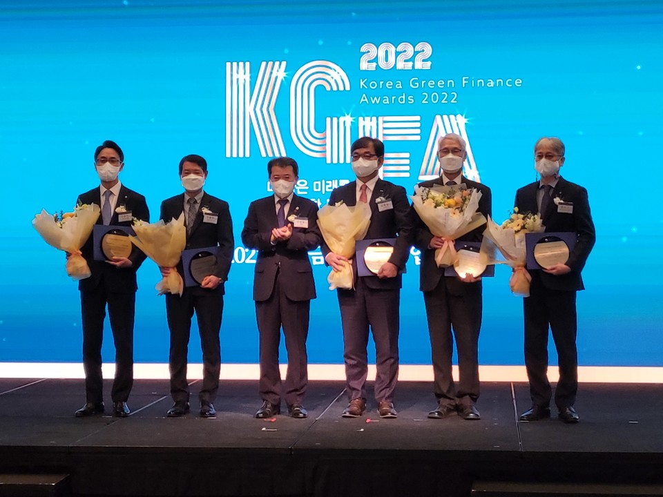 2022년 환경정보공개 우수기업 시상식에서 정석규 한난 용인지사장(오른쪽에서 첫 번째)이 기념촬영을 하고 있다. (사진=한난 제공)