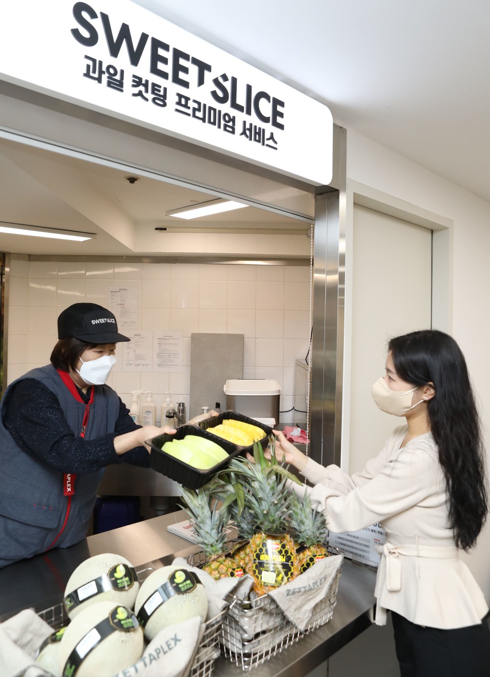 13일(화), 서울시 송파구에 위치한 롯데마트 제타플렉스점 스윗슬라이스 코너에서 컷팅 과일을 홍보하고 있는 모습. (사진=롯데쇼핑 제공)