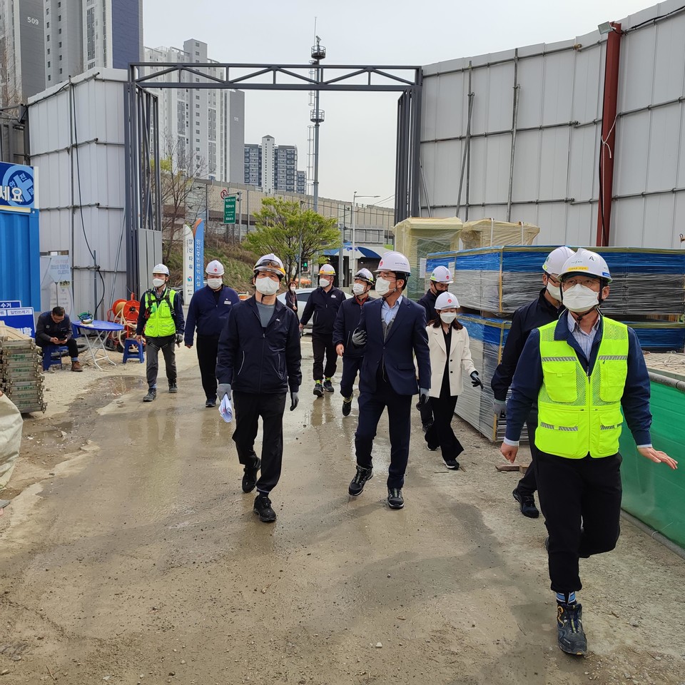 경영진이 양산지사 안전점검을 하고 있는 모습. (사진=한난 제공)