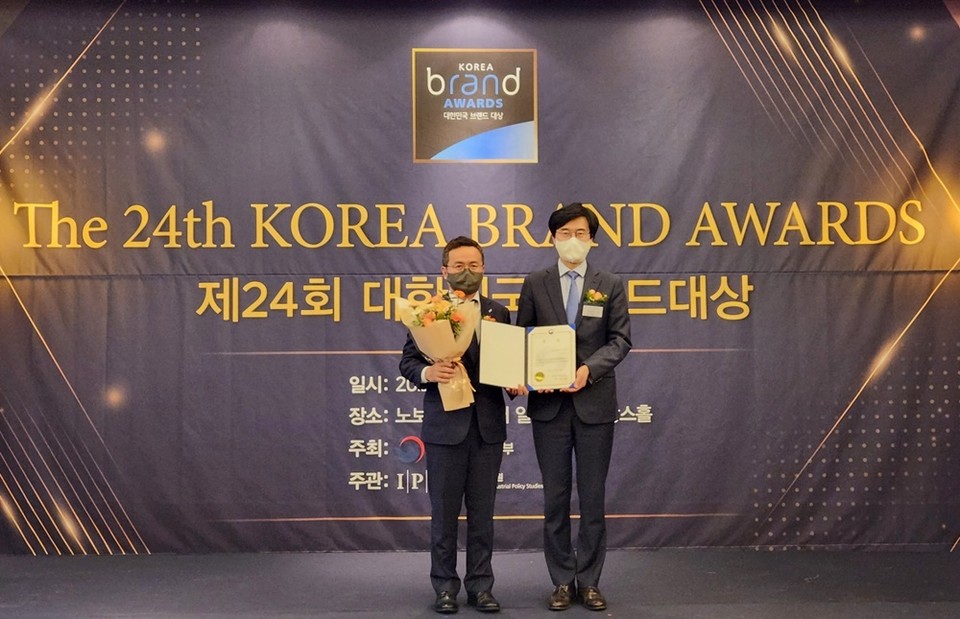 제24회 대한민국브랜드대상에서 BGF네트웍스 황환조 대표(왼쪽)가 기념촬영을 하고 있다. (사진=BGF리테일 제공)