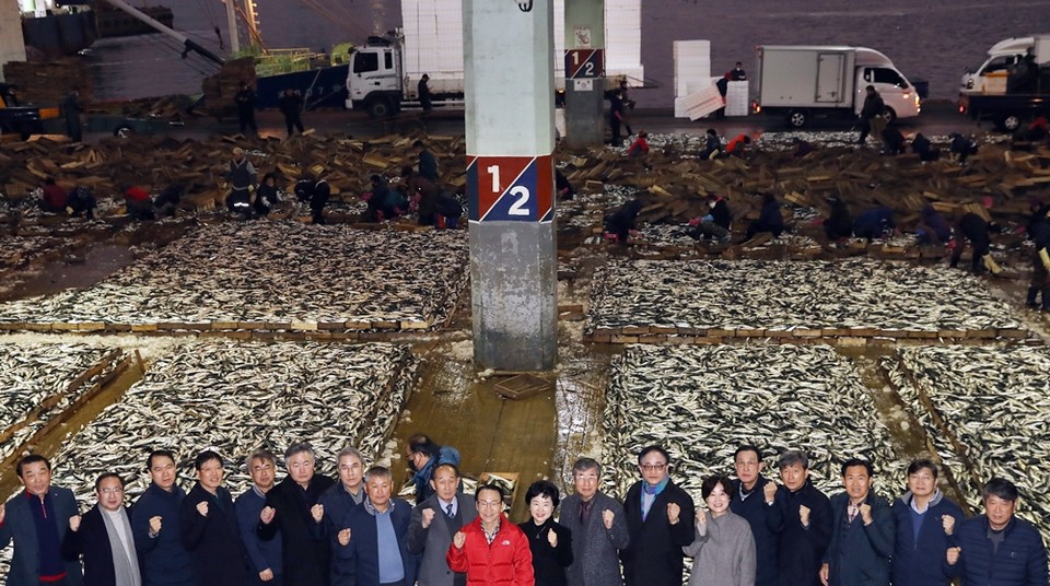 16일 임준택 수협중앙회장(가운데)이 임원진들과 부산공동어시장을 방문해 기념사진을 촬영하고 있다. (사진=수협중앙회 제공)