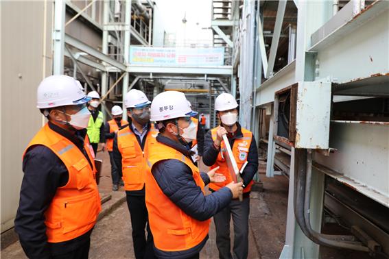 김명호 집단에너지본부장이 열공급설비 현장을 점검하고 있다. (사진=서울에너지공사 제공)