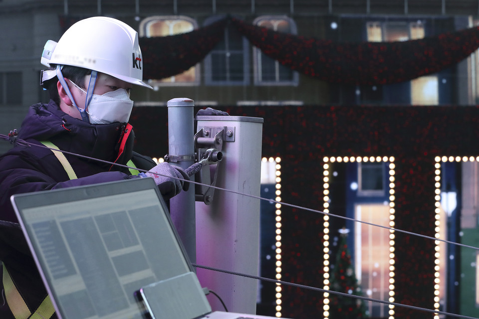 KT 네트워크 전문가가 인파가 몰릴 것으로 예상되는 번화가의 기지국을 점검하고 있다. (사진=KT 제공)