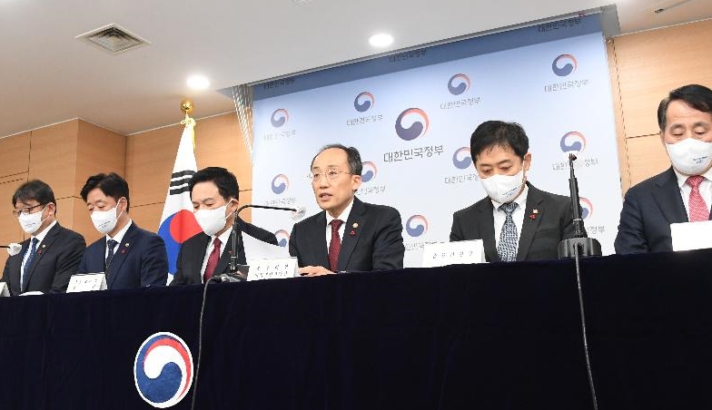 추경호 부총리 겸 기획재정부 장관(왼쪽에서 네 번째)이 21일 정부 서울청사에서 '2023년 경제정책방향'에 대해 합동브리핑을 하고 있다. (사진=기획재정부 제공)