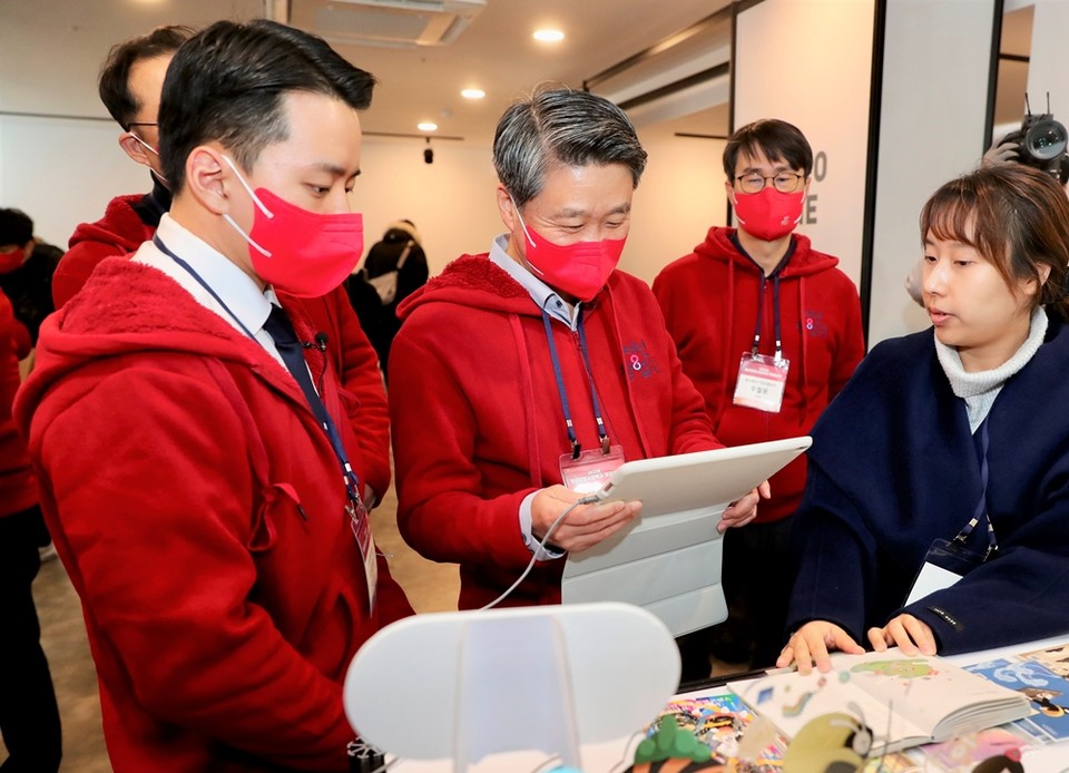 사진4. 김학도 중진공 이사장이 22일(목) 열린 2022 청년창업사관학교 데모데이에서 스타트업 제품 홍보부스를 둘러보고 있다(사진=제공)