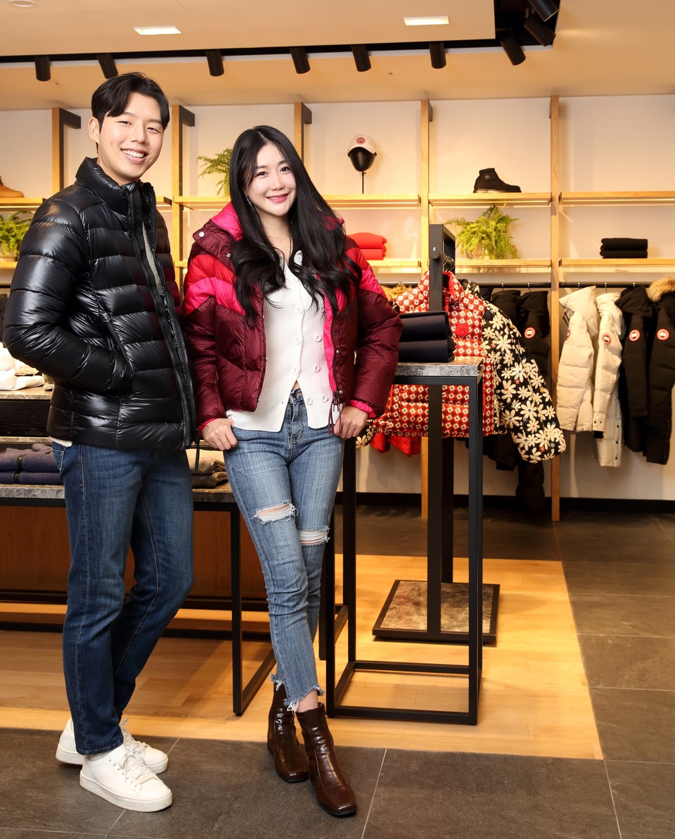 롯데백화점 본점 5층 캐나다구스 매장에서 모델이 포즈를 취하고 있다. (사진=롯데백화점 제공)