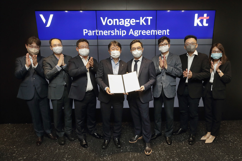26일 진행된 보니지와의 협력 체결식 이후 KT 민혜병 Enterprise서비스DX본부장(왼쪽에서 네 번째)과 보니지 존 리 아시아태평양 대표(왼쪽에서 다섯 번째)가 기념촬영을 하는 모습. (사진=KT 제공)