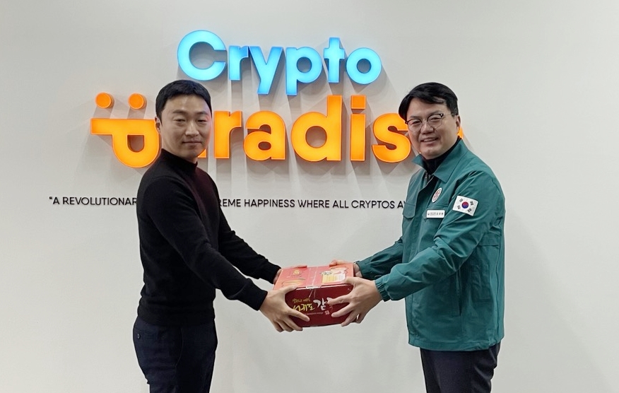 조주현 중소벤처기업부 차관(오른쪽)이 1일 새해 첫날 근무 중인 중소기업 현장을 방문해 제주 노지감귤을 격려선물로 전달하고 있다. (사진=중기부 제공)