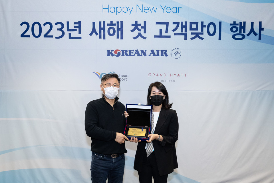 - 인천국제공항공사 윤선희 터미널운영처장(사진 오른쪽)이 환영여객(사진 왼쪽)에게 기념패를 전달하고 함께 기념촬영을 하고 있는 모습(사진=제공)