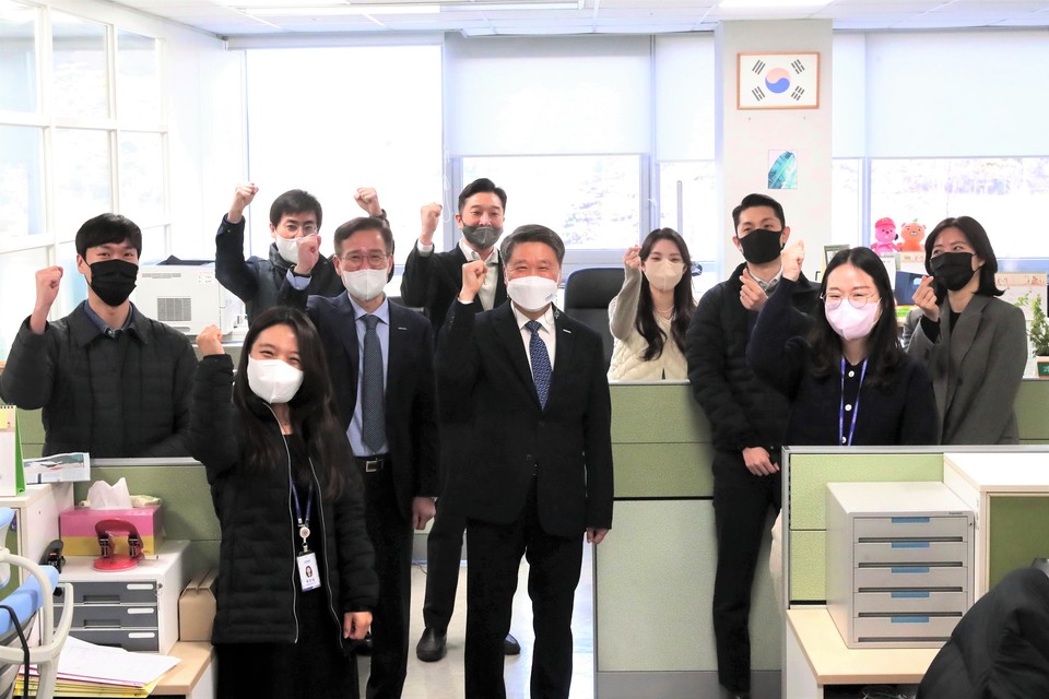 김학도 중진공 이사장(가운데)이 2일 오전 경남 진주 본사에서 시무식 후 직원들과 신년하례 시간을 가지고 있다. (사진=중진공 제공)