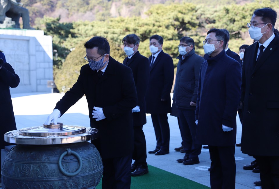 한화시스템 어성철 대표이사가 2일 국립서울현충원을 찾아 분향하고 있다. (사진=한화에어로스페이스 제공)