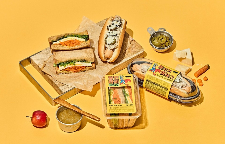 GS25가 선보이는 벅스버니 당근라페 샌드위치와 불고기 핫도그 상품. (사진=GS리테일 제공)