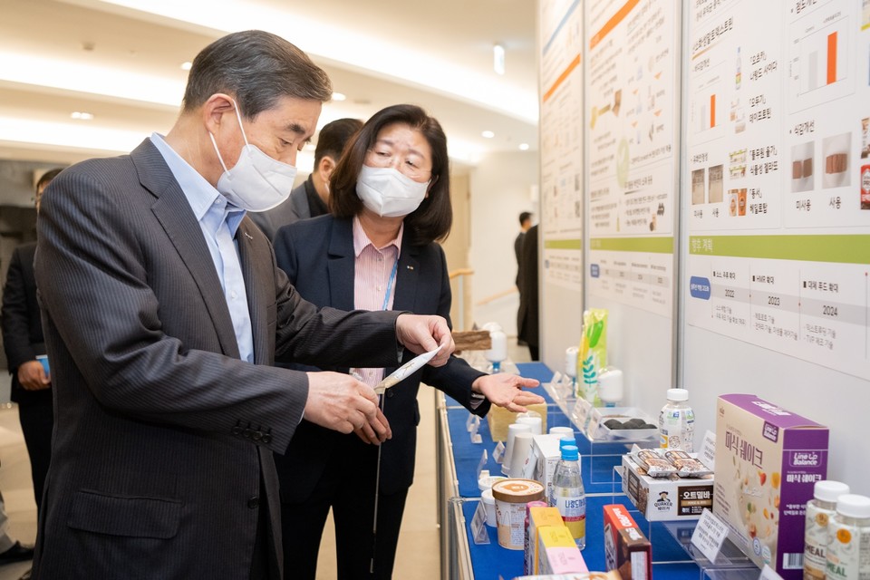 김윤 삼양홀딩스 회장이 '삼양 이노베이션 R&D페어'에서 R&D 전략 과제 전시를 살펴보고 있다. (사진=삼양홀딩스 제공)