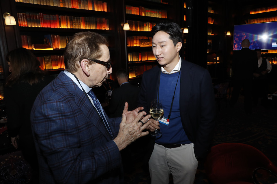 (왼쪽부터)아큐웨더 조엘 마이어스 최고경영자(CEO), HD현대 정기선 사장이 포춘 브레인스톰 테크 디너에서 대화를 나누고 있다. (사진=HD현대 제공)