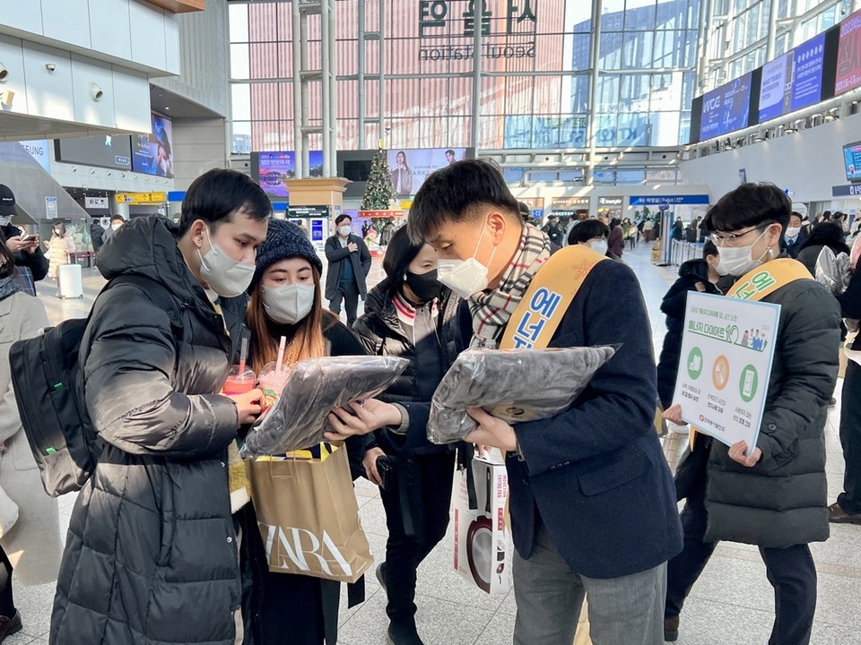 김인완 한국동서발전 기획본부장이 서울역을 이용하는 시민들에게 '에너지 다이어트 10' 캠페인을 설명하는 모습. (사진=한국동서발전 제공)