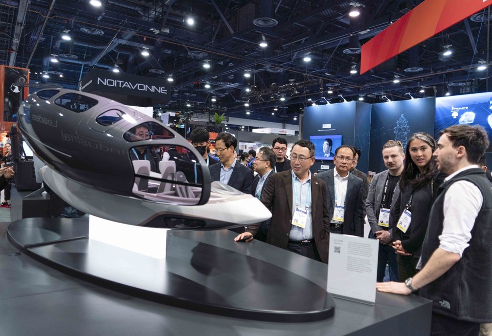 SK텔레콤 유영상 사장(가운데)이 미국 빅데이터 분석기업 팔란티어(Palantir) 전시관을 둘러보는 모습. (사진=SK텔레콤 제공)