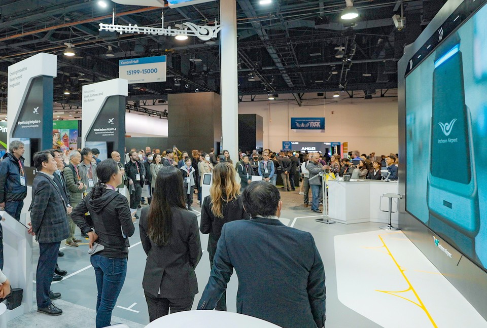 지난 5일 인천공항관에 방문한 관람객들이 다양한 기술 관련 설명을 듣고 있는 모습. (사진=인천국제공항공사 제공)