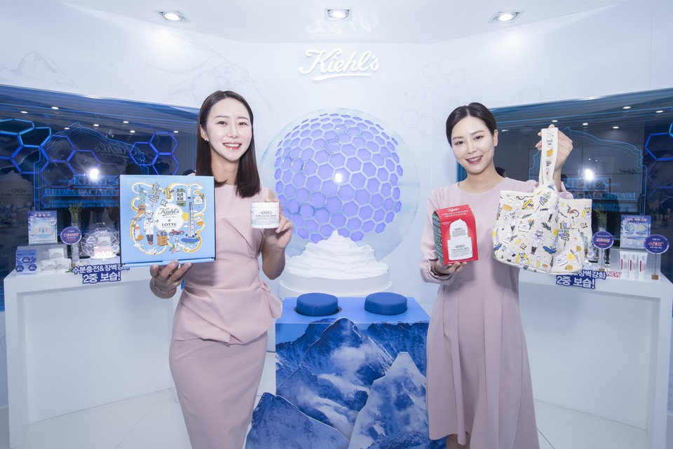 본점 지하1층 '키엘 울트라 메가 팝업'에서 모델들이 상품을 홍보하는 모습(사진=제공)