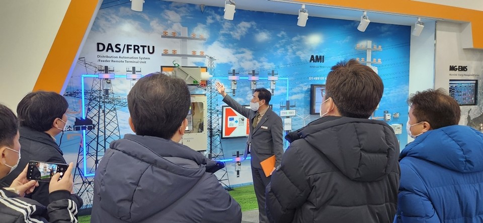 한전KDN 홍보관 견학 모습. (사진=한전KDN 제공)
